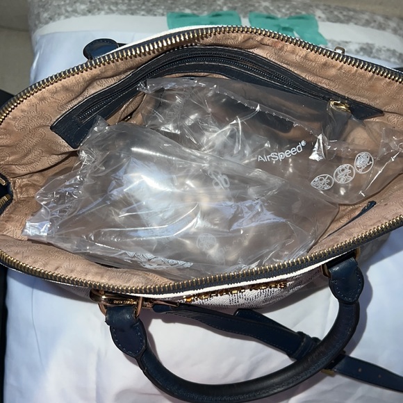 Michael Kors MK Cindy LG Dome Crossbody | Color: Navy Blue & White - Picture 8 of 9